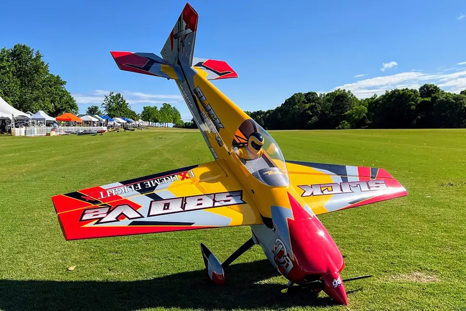 105,5" Slick 580 EXP V2 – Gelb/Rot/Grau 2,67 m von Extreme Flight – Modellflugzentrum Schweiz
