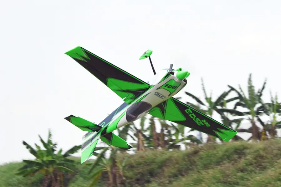 106" Edge 540 ARF - Rot 2,69m von OMP Hobby – Modellflugzentrum Schweiz