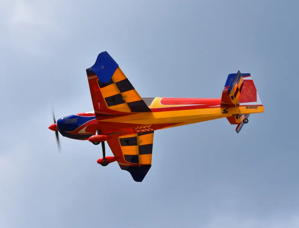 48" Extra 300 EXP V2 – Rot/Blau/Gelb 1,21 m von Extreme Flight – Modellflugzentrum Schweiz