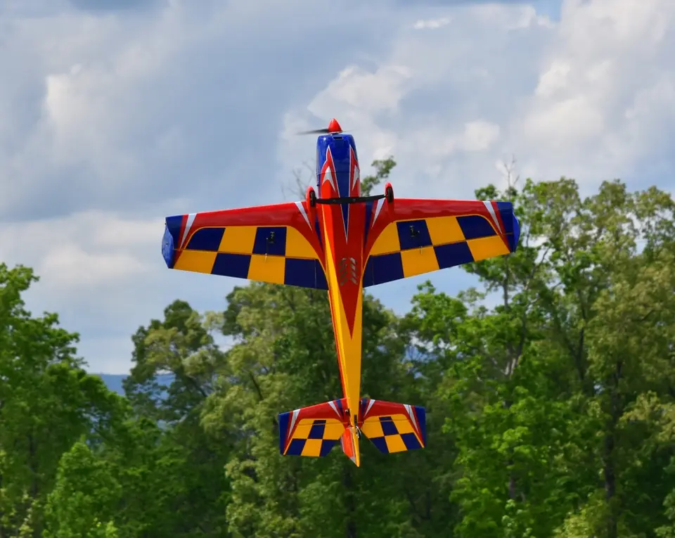 48" Extra 300 EXP V2 – Rot/Blau/Gelb 1,21 m von Extreme Flight – Modellflugzentrum Schweiz