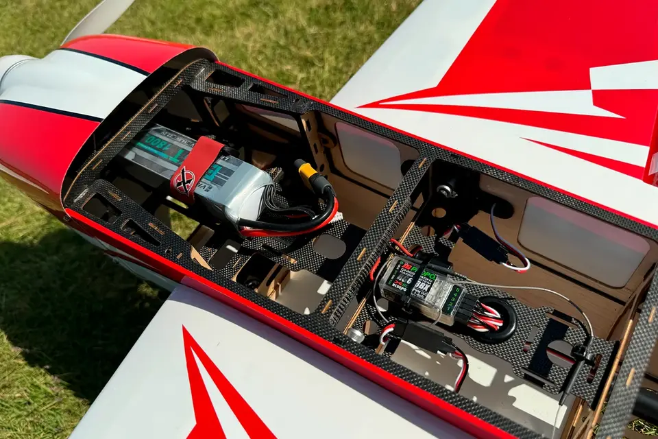 49" Extra NG Red/White 1,24m von Extreme Flight – Modellflugzentrum Schweiz