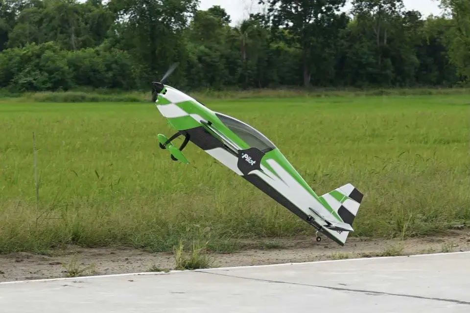 60" Extra NG 1524 mm Grün-Schwarz von Pilot RC – Modellflugzentrum Schweiz
