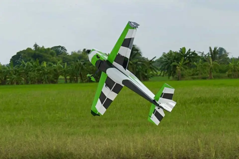 60" Extra NG 1524 mm Grün-Schwarz von Pilot RC – Modellflugzentrum Schweiz