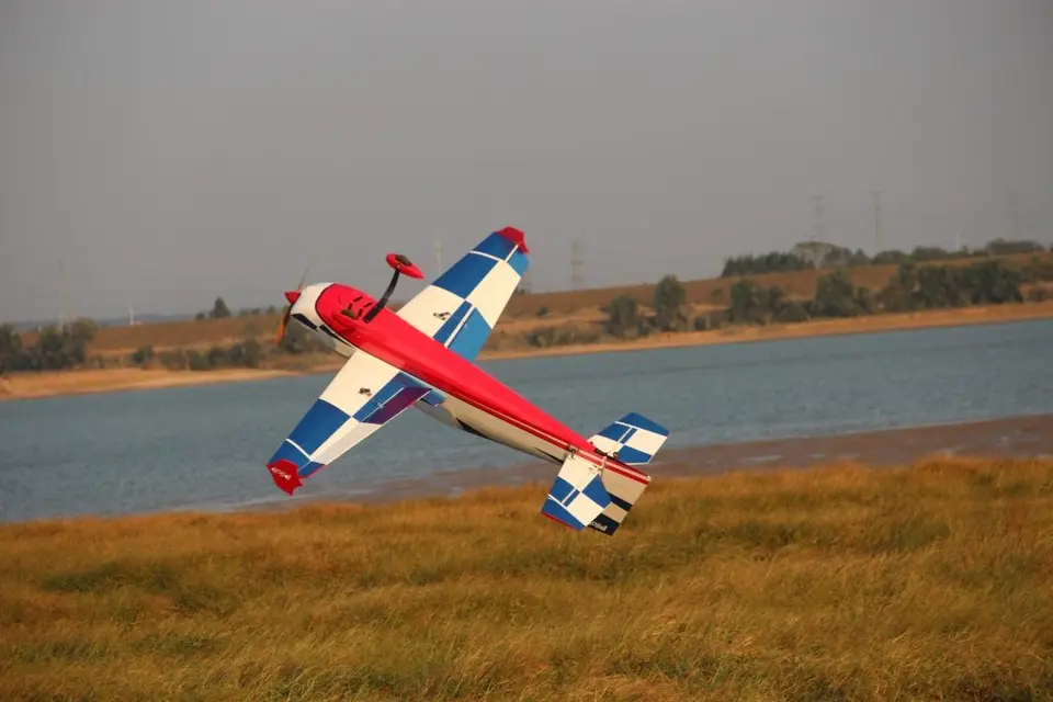 67" Extra NG 1702 mm Grün-Schwarz von Pilot RC – Modellflugzentrum Schweiz