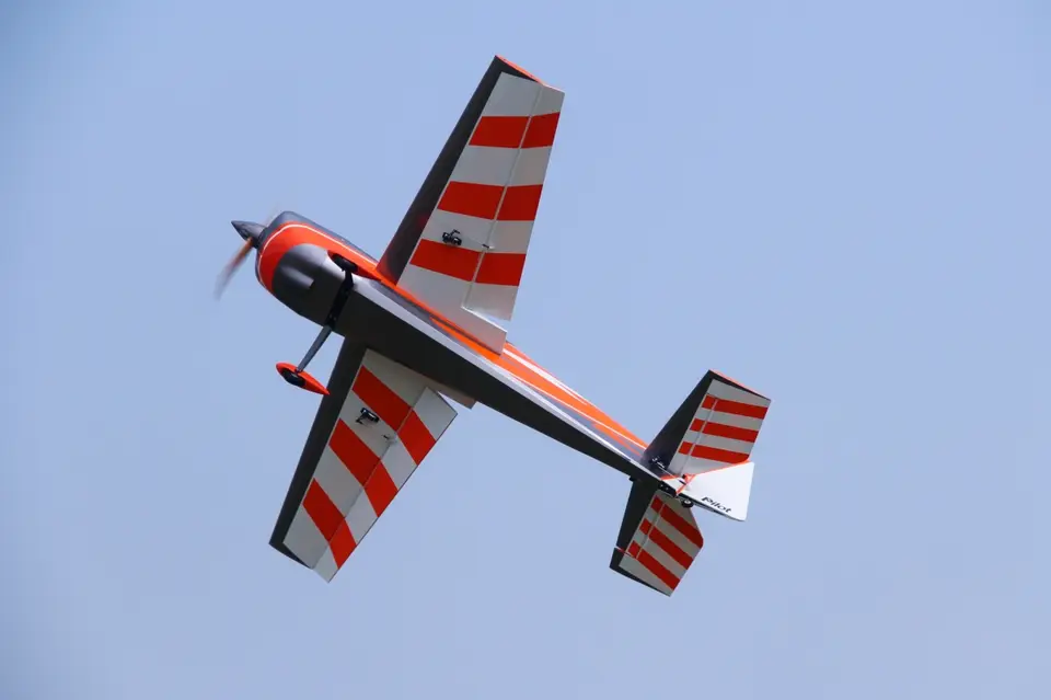 67" Laser 1702 mm 20 cm3 Orange-Grau von Pilot RC – Modellflugzentrum Schweiz