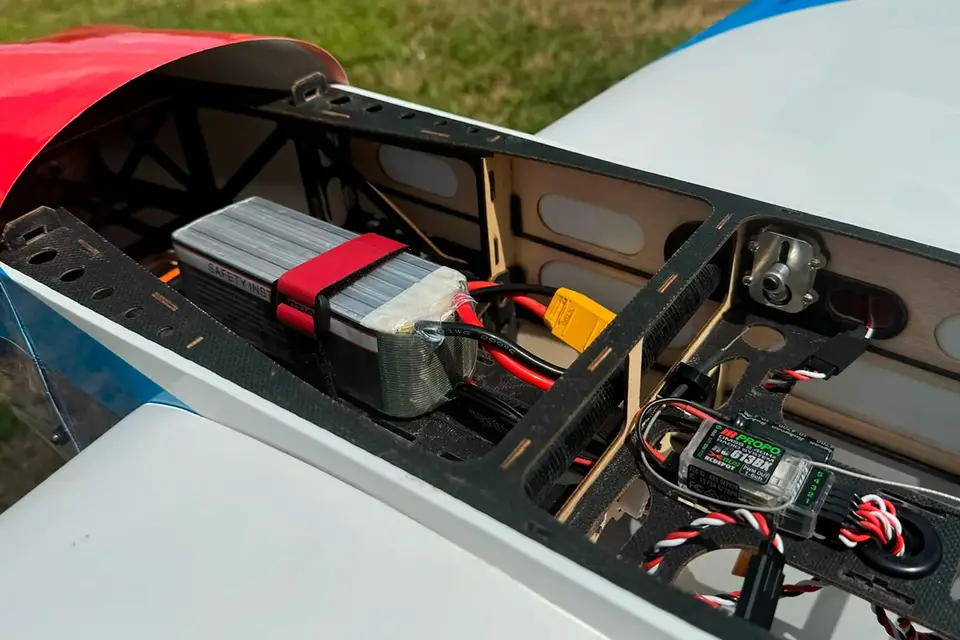 67" Laser - Blue/Red/White 1,70m von Extreme Flight – Modellflugzentrum Schweiz