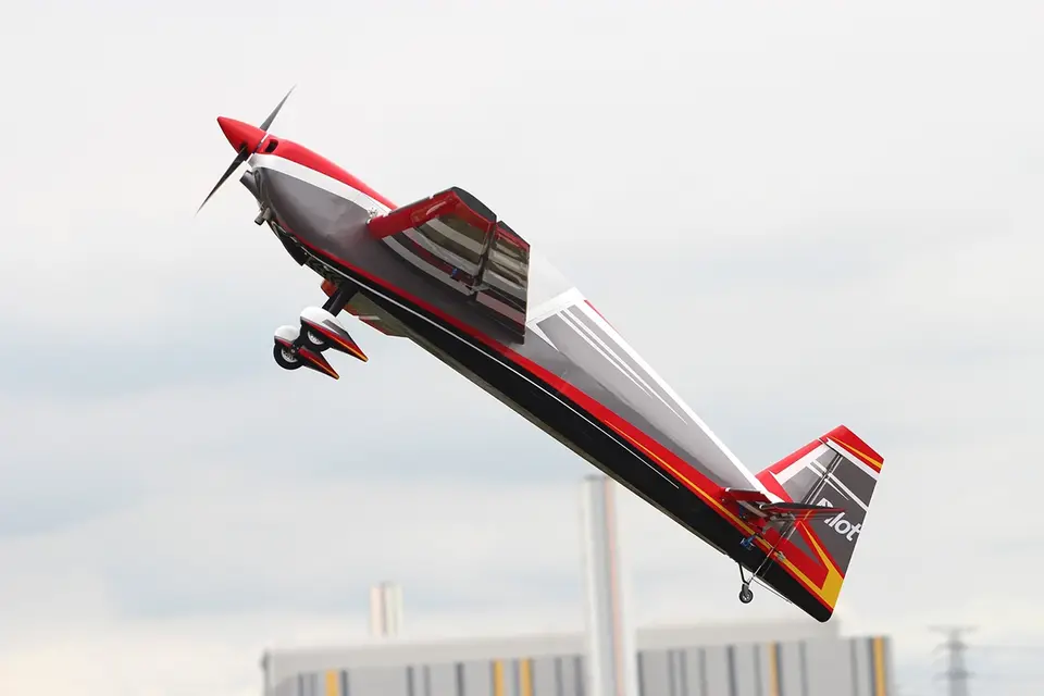 67" Slick 1702 mm Rot von Pilot RC – Modellflugzentrum Schweiz