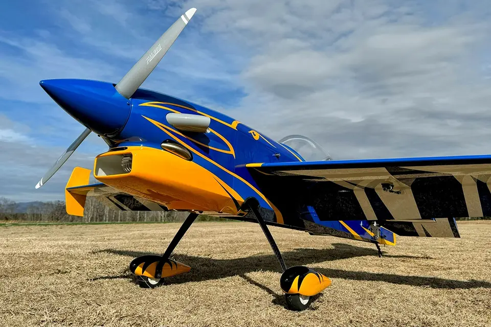 85" Raven – Gelb/Blau 2,24 m von Extreme Flight – Modellflugzentrum Schweiz