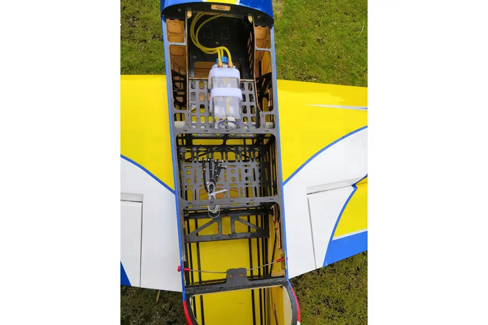 88" Laser 2240mm 60cc Rot-Weiss - Ausgepackt von Pilot RC – Modellflugzentrum Schweiz