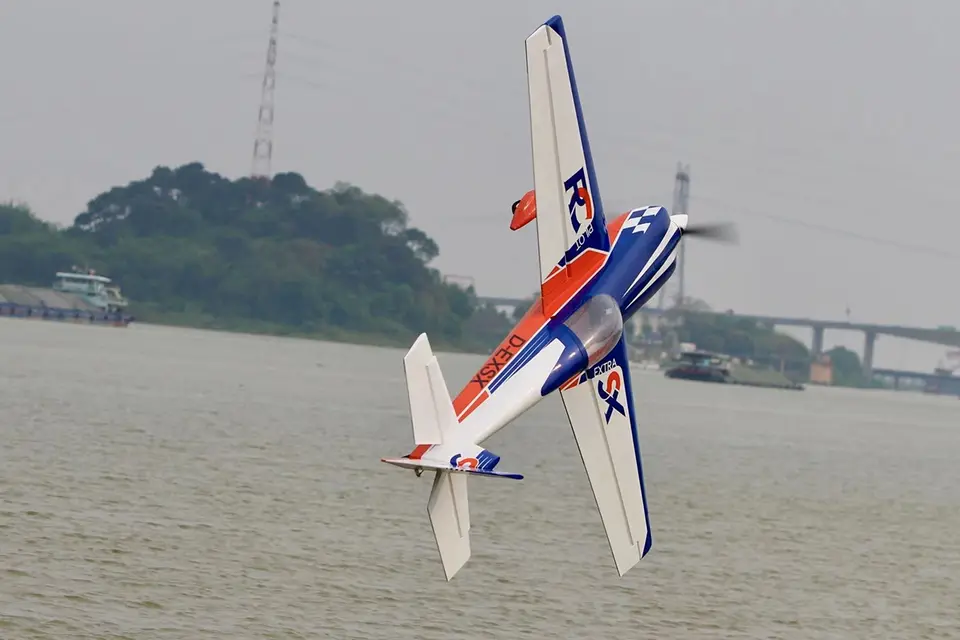 90" Extra 330SX (2,29 m) 60 ccm Orange-Blau von Pilot RC – Modellflugzentrum Schweiz