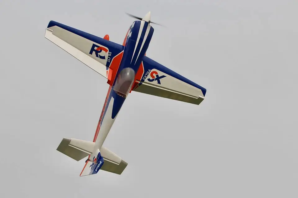 90" Extra 330SX (2,29 m) 60 ccm Orange-Blau von Pilot RC – Modellflugzentrum Schweiz