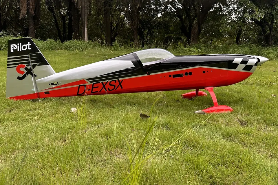 90" Extra 330SX (2,29 m) 60 ccm Rot-Schwarz von Pilot RC – Modellflugzentrum Schweiz
