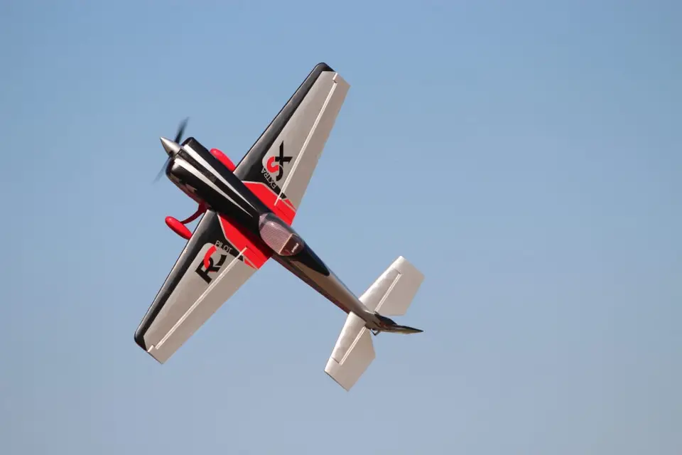90" Extra 330SX (2,29 m) 60 ccm Rot-Schwarz von Pilot RC – Modellflugzentrum Schweiz