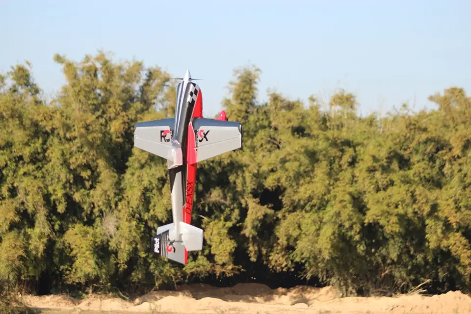 90" Extra 330SX (2,29 m) 60 ccm Rot-Schwarz von Pilot RC – Modellflugzentrum Schweiz