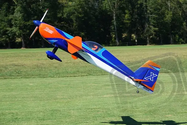 95" Extra 330S – Blau/Weiss 2,41 m von 3DHS – Modellflugzentrum Schweiz