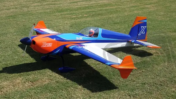 95" Extra 330S – Blau/Weiss 2,41 m von 3DHS – Modellflugzentrum Schweiz